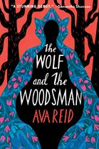 Boekomslag van 'The Wolf and the Woodsman' door Ava Reid met een silhouet van een figuur in een blauwe, met bloemen versierde cape tegen een rode achtergrond met zwarte bomen. Tekst: 'A STUNNING DEBUT.' - Samantha Shannon, The WOLF and the WOODSMAN, AVA REID.