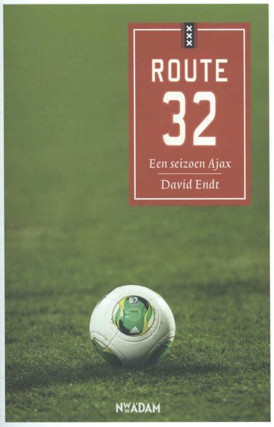 Een voetbal op groen gras met een rood bord 'Route 32 Een seizoen Ajax David Endt'.