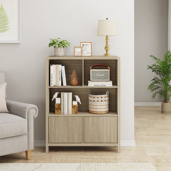 Eikenhouten dressoir met deuren, versierd in een woonkamer, naast een grijze fauteuil.