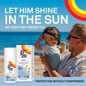 Man en baby op het strand, man houdt baby vast. P20 Kids, bescherming zonder compromissen.
