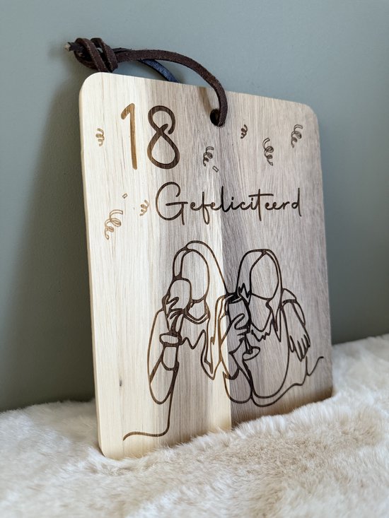 Houten bord met '18 Gefeliciteerd' en illustratie van een persoon die een glas heft.