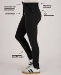 Zijzicht van zwarte slim fit broek met strikceintuur, steekzakken, sierpaspelzakjes en elastische tailleband.