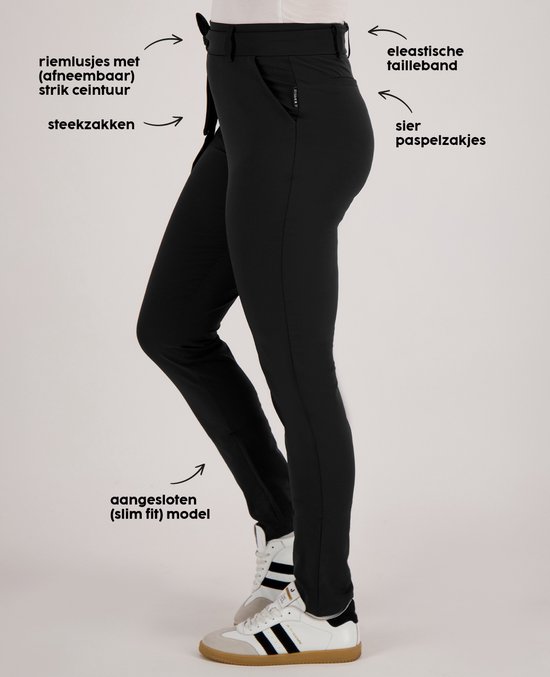 Zijzicht van zwarte slim fit broek met strikceintuur, steekzakken, sierpaspelzakjes en elastische tailleband.