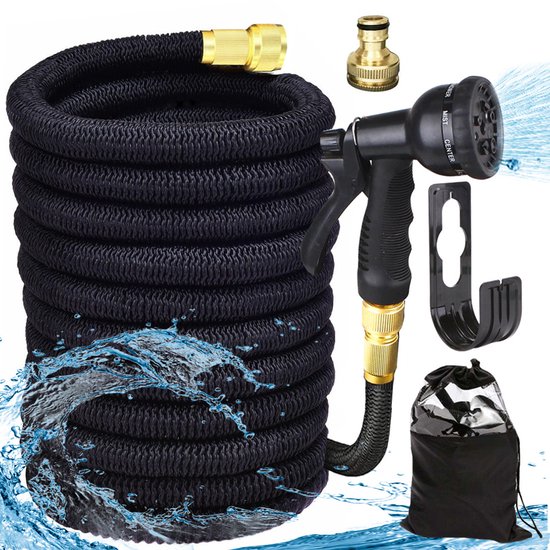 Zwarte flexibele tuinslang opgerold met gouden koppelingen, spuitpistool met 8 standen, haak, opbergtas en waterspatten.
