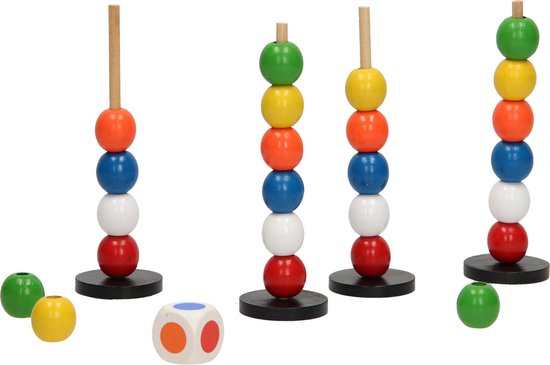 Drie torentjes met stapels rode, blauwe, witte, oranje en gele kralen, met losse kralen en dobbelsteen.