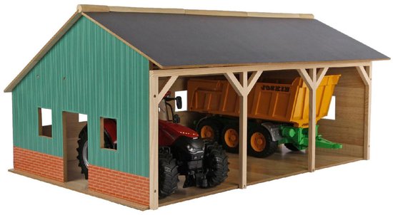 Houten landbouwloods met groene zijkanten en rode bakstenen accenten. Inclusief tractor en aanhanger.