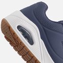 Close-up van de witte zool en blauwe bovenkant van een Skechers sneaker met luchtdemping.