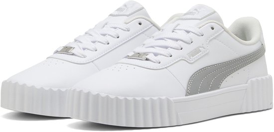 Paire de sneakers Puma blanches avec logo Puma argenté sur le côté et semelle plateforme.