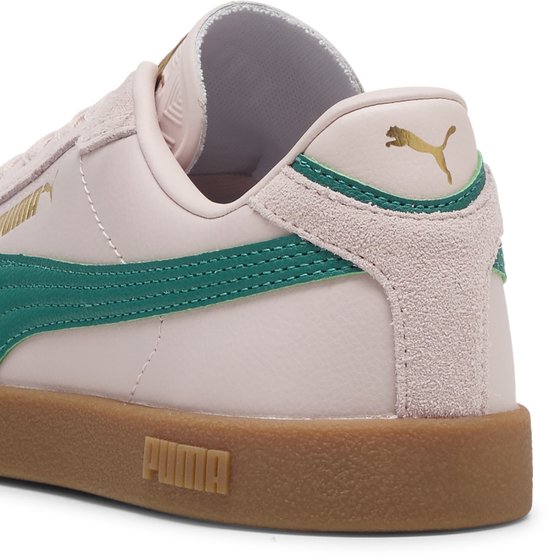 Achterkant van roze Puma sneaker met groene en suède accenten en gouden logo.