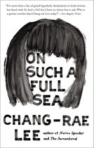 Boekcover van "On Such a Full Sea" door Chang-Rae Lee. Zwarte abstracte haren boven de titel, met citaten van Los Angeles Times.