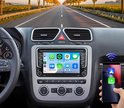 Autoradio met touchscreen in een auto-interieur, verbindt met smartphone via CarPlay.