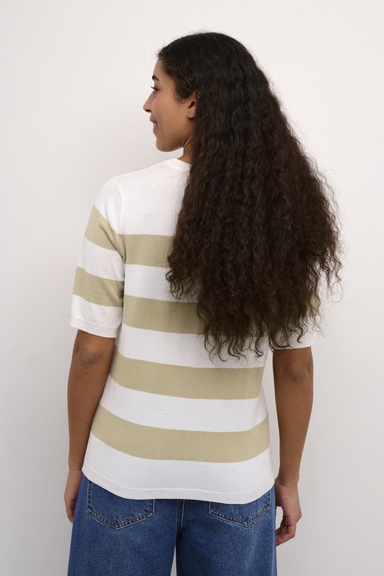 Achterkant van een vrouw in een off-white en beige gestreepte trui.
