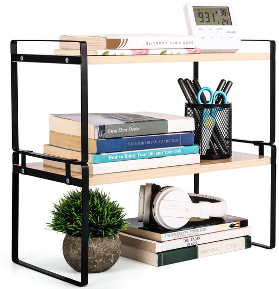 Een tweelaagse plank met houten planken en zwart metalen frame, gevuld met boeken, potloden en een plantje.