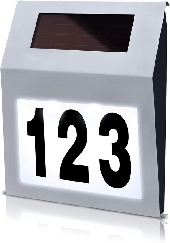 Zilverkleurig huisnummerbord met verlichte cijfers '123' en zonnepaneel.