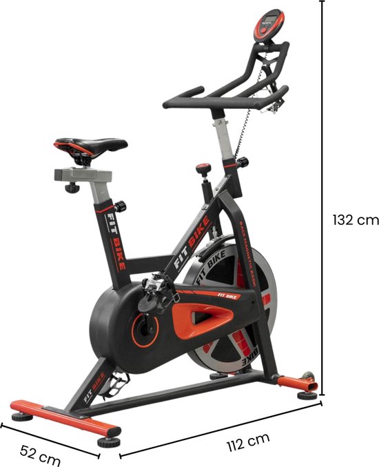 Zwarte spinfiets met oranje accenten, vliegwiel en een trainingscomputer. Afmetingen 112x52x132 cm.