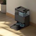Zwart AutoWash™ dock met watertanks en lege dweilpads.