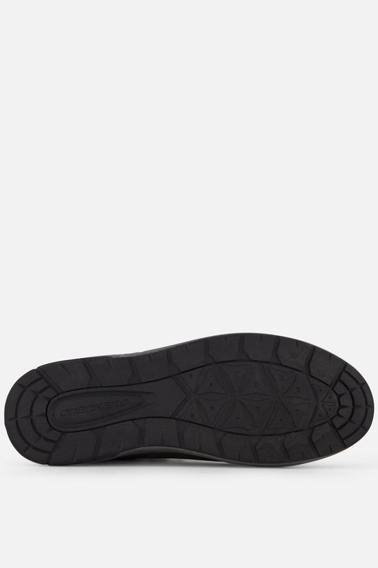 Zwarte Skechers schoenzool met een geometrisch patroon.