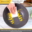 Poêle grise avec des mouchetures noires, sur laquelle une sauce jaune est nettoyée avec un morceau de papier absorbant. Texte : Easy to clean, stain free interior.