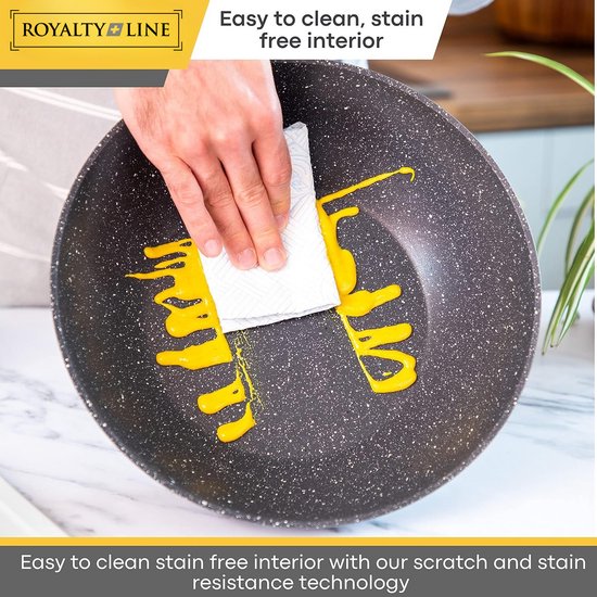 Poêle grise avec des mouchetures noires, sur laquelle une sauce jaune est nettoyée avec un morceau de papier absorbant. Texte : Easy to clean, stain free interior.