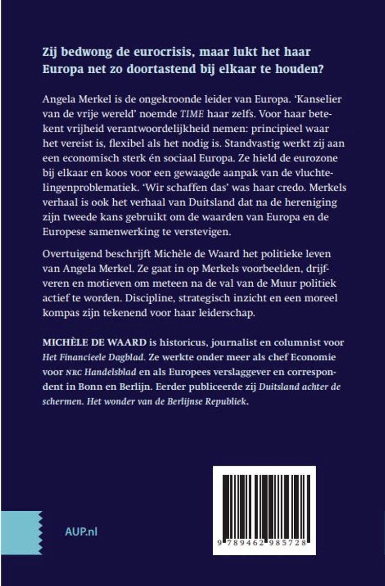 Achterkant van een boek over Angela Merkel met tekst over haar politieke carrière en leiderschap.