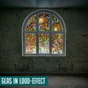Boograam met glas-in-lood effect raamfolie in ruwe kamer.