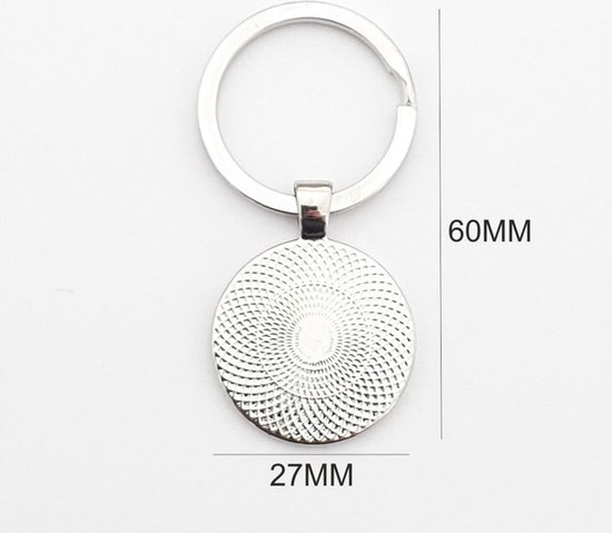 Porte-clés argenté avec un pendentif rond orné d'un motif décoratif en spirale. Dimensions : 60mm x 27mm.