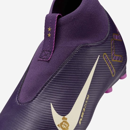 Close-up van paarse voetbalschoen, Nike swoosh, '93' logo en gouden 'KM' letters.