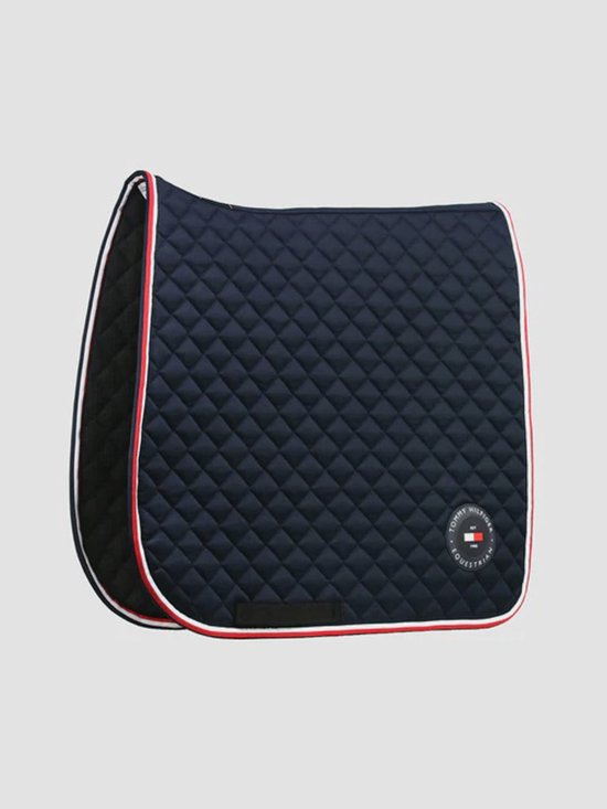 Donkerblauw zadeldek met wafelpatroon, witte en rode bies. Tommy Hilfiger Equestrian logo.