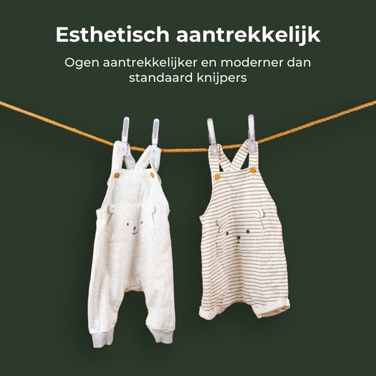 Twee schattige baby-overalls, een wit met berenprint en een gestreept, hangen aan een touw aan wasknijpers.
