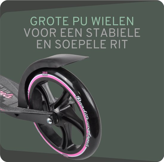 Detail van een groot wiel van een zwarte step met roze rand en de tekst '205 mm'.