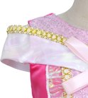 Detail van roze prinsessenjurk: off-shoulder met gouden rand, strik en juweeltje.