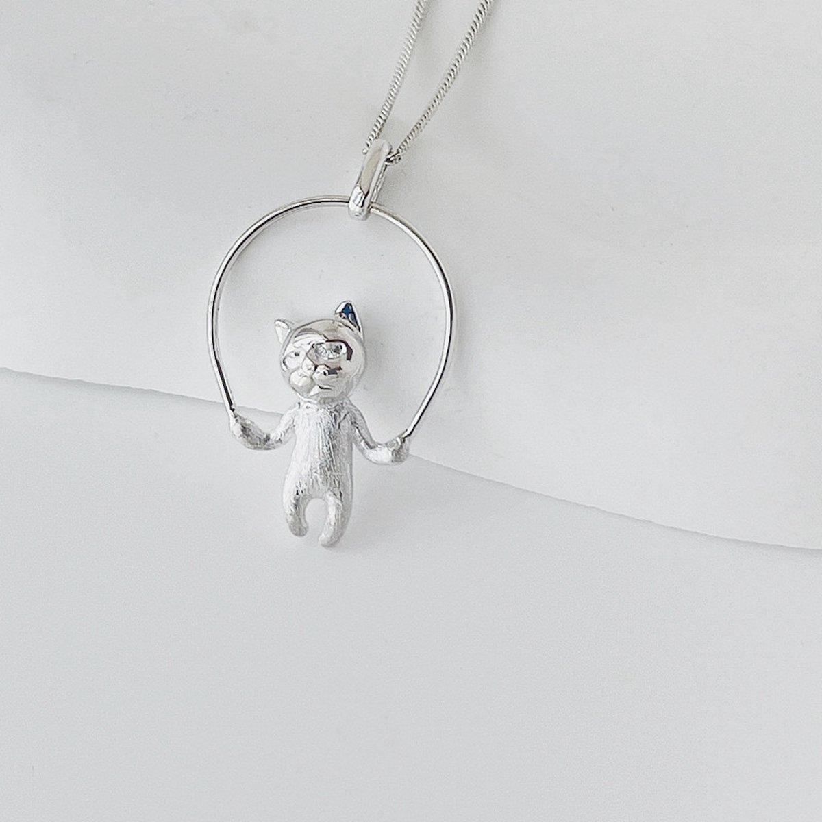 Schattige Touwtjespringende Kat Ketting-sterling zilver
