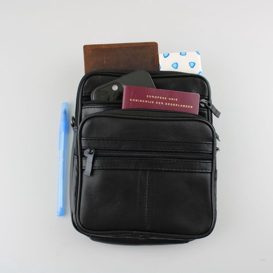 Zwarte leren tas met paspoort, sleutels, telefoon, portemonnee en blauwe pen.