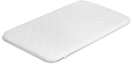 Matelas blanc avec motif matelassé en losanges.