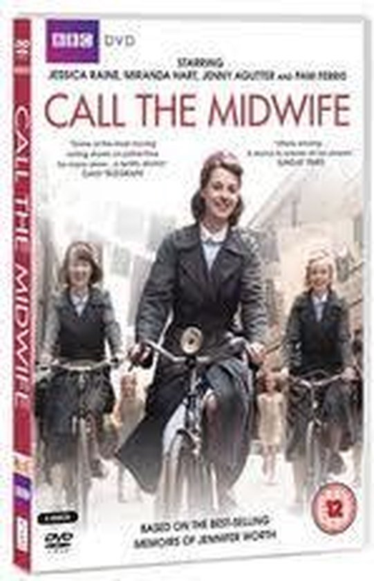 Een vrouw op een fiets, in een donkergrijze mantel en witte blouse, omringd door andere vrouwen op fietsen.