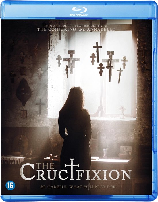 Blu-ray hoes van 'The Crucifixion'. Een vrouw staat met haar rug naar de camera in een kamer vol kruizen.