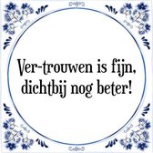 Tegeltje met Spreuk (Tegeltjeswijsheid): Ver-trouwen is fijn, dichtbij nog beter! + Kado verpakking & Plakhanger