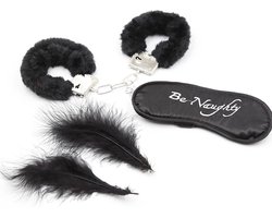 Banoch | Bondage Naughty Black | zwarte pluche handboeien, blinddoek en streel veren