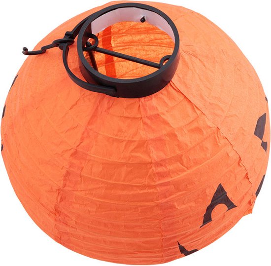 Oranje papieren pompoen lampion met rimpels en zwarte gezichtsdetails. Zwart frame bovenop.
