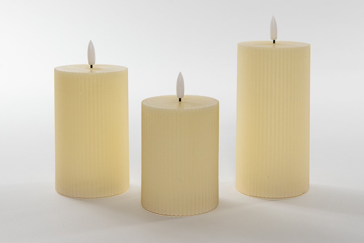 Anna's Collection Anna Collection LED stompkaarsen - 3x - ivoor wit - ribbel - 7,5 cm Creme