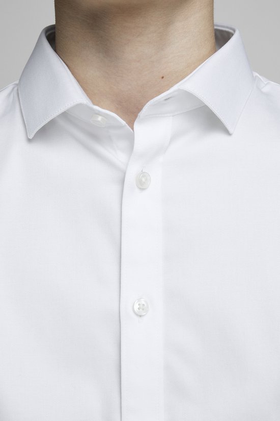 Fermeture d'une chemise blanche en coton avec des boutons blancs.