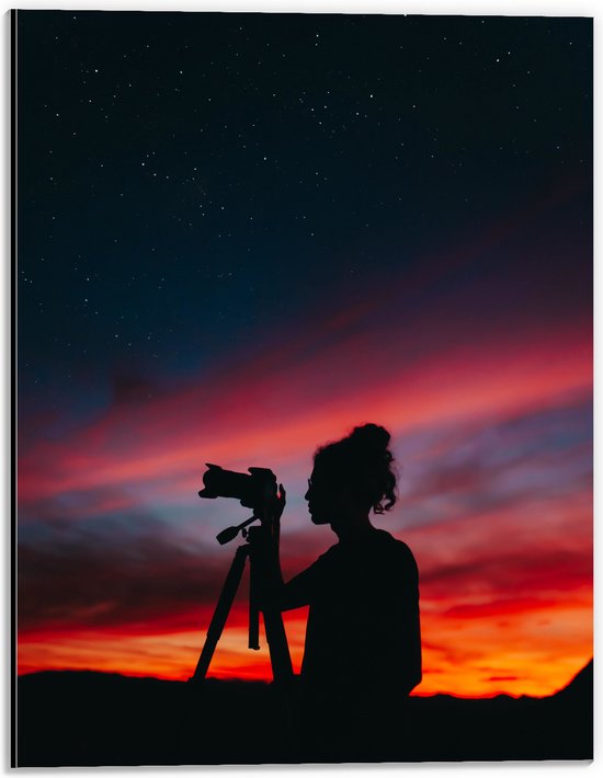 Dibond - Silhouet van Vrouw achter Camera bij Zonsondergang - 30x40 cm Foto op Aluminium (Met Ophangsysteem)