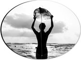 Dibond Ovaal - Achteraanzicht van Persoon met Surfplank boven het Hoofd (Zwart-wit) - 28x21 cm Foto op Ovaal (Met Ophangsysteem)