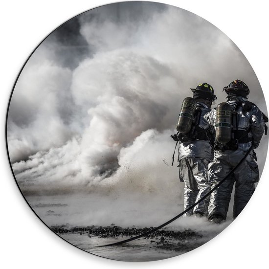 Dibond Muurcirkel - Brandweermannen in Actie bij Brand (Zwart-wit) - 30x30 cm Foto op Aluminium Muurcirkel (met ophangsysteem)