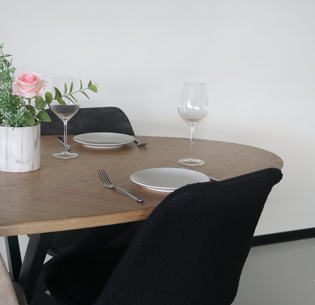 Table de salle à manger ovale à chevrons Obie noir 160cm