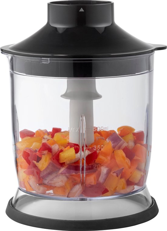 Hakmolen met zwart deksel, gevuld met gesneden rode, gele en oranje paprika en rode ui.