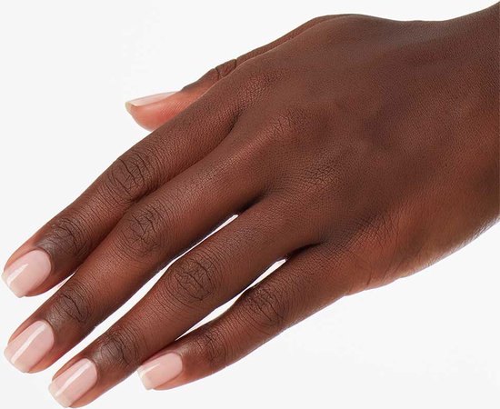 Hand met donkere huid en kort, verzorgd natuurlijk gelakte nagels.