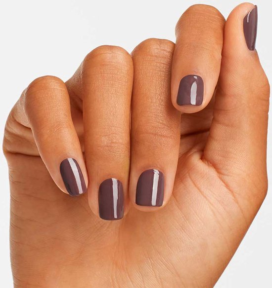 Hand met een donkerbruine, glanzende nagellak.