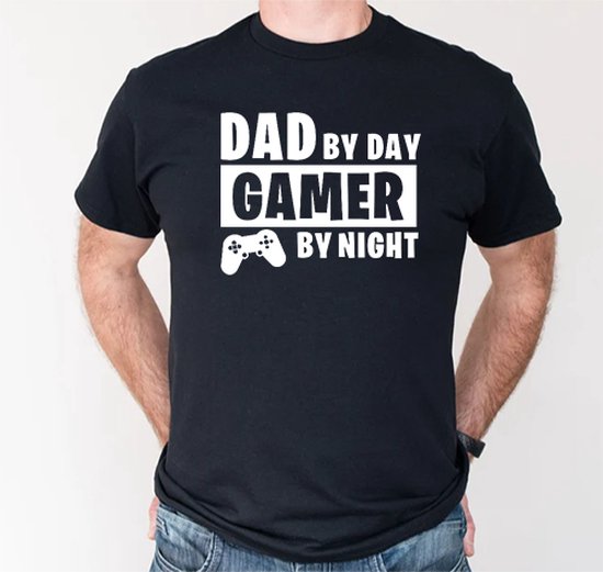 Tshirt - Dad By Day Gamer At Night - Vaderdag - Zwart - Maat XXL
