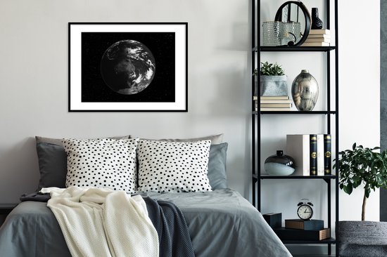 Photo encadrée - Vue satellite de la terre en cadre photo noir et blanc noir avec passe partout blanc 60x80 80x60 cm - Affiche encadrée (Décoration murale salon / chambre)
